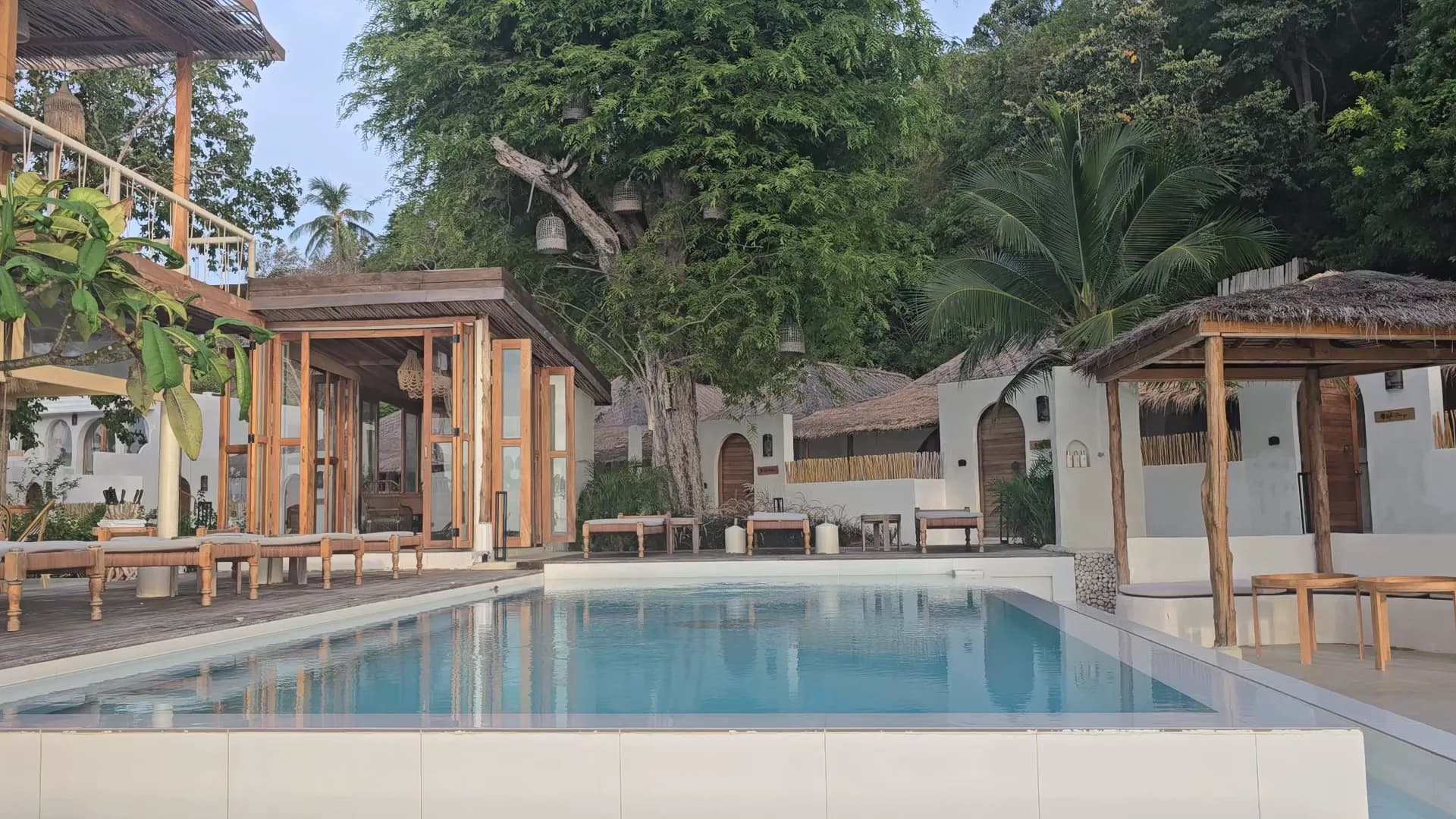 Eine Villenterrasse über dem ruhigen, sanft abfallenden Sandstrand bei Cape Beach Villa, Koh Samui