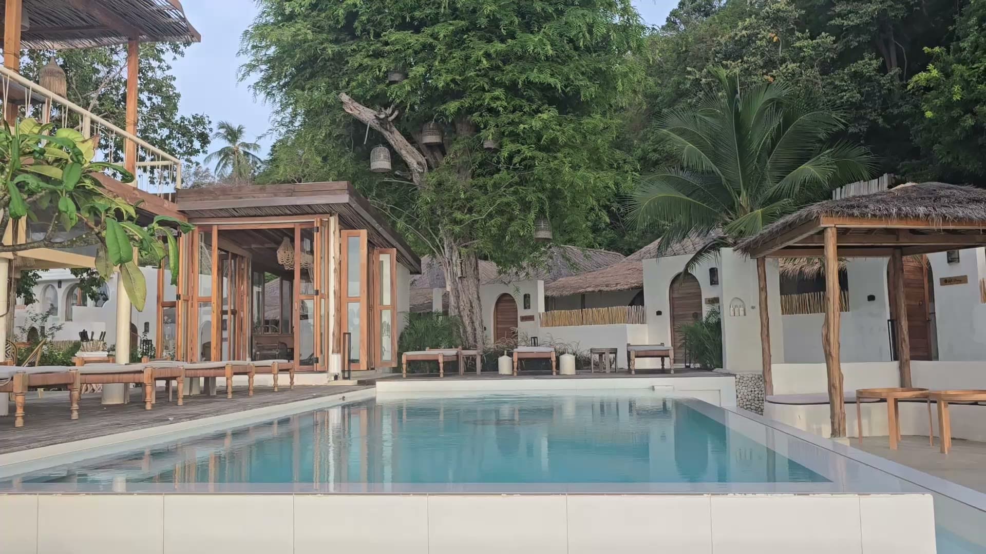 Cape Beach Villa — Sonnenliegen und Terrasse am Sandstrand, goldene Stunde