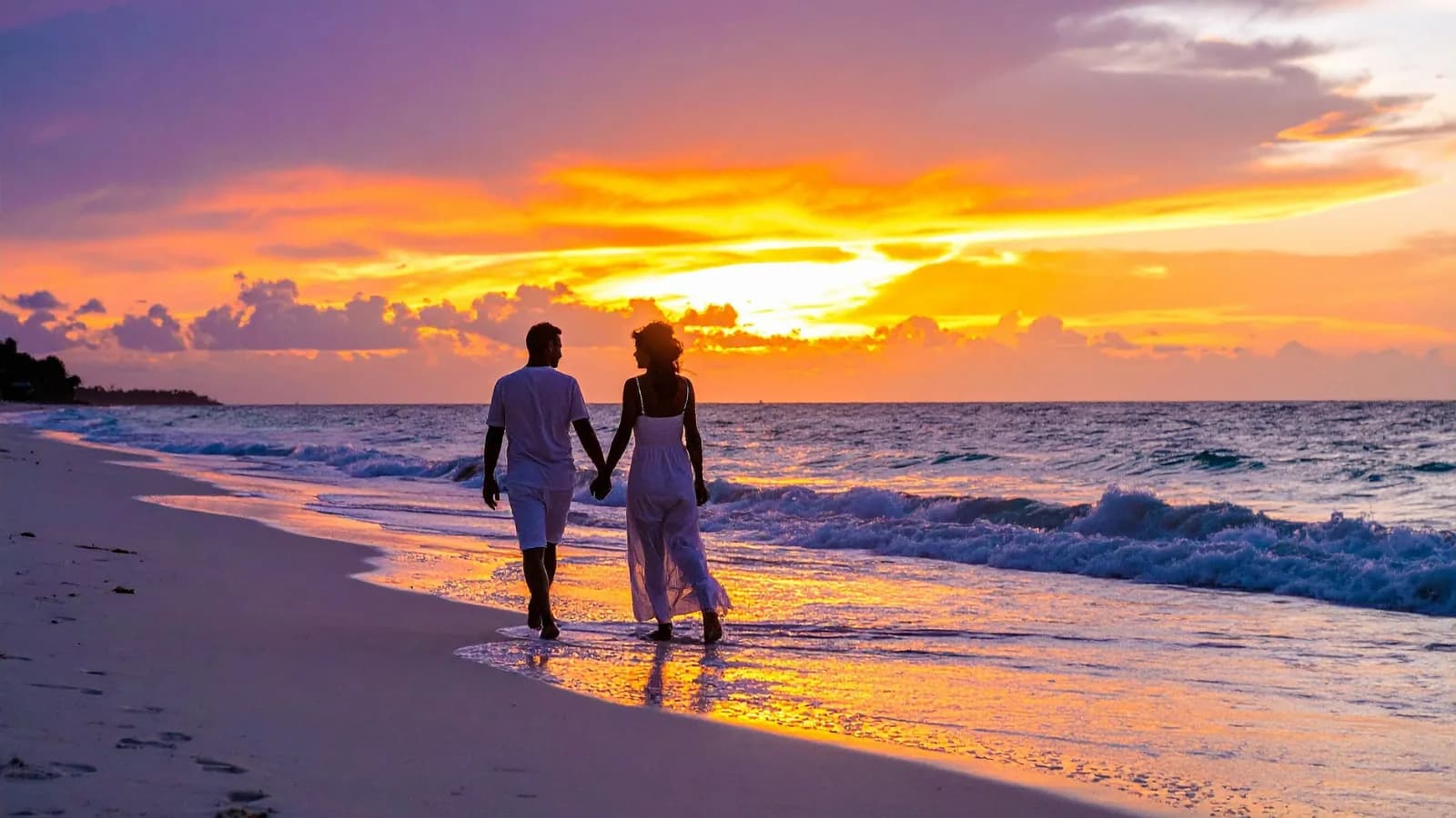 Sonnenuntergang über der Bucht von Cape Beach Villa, der Kulisse für Flitterwochen auf Koh Samui