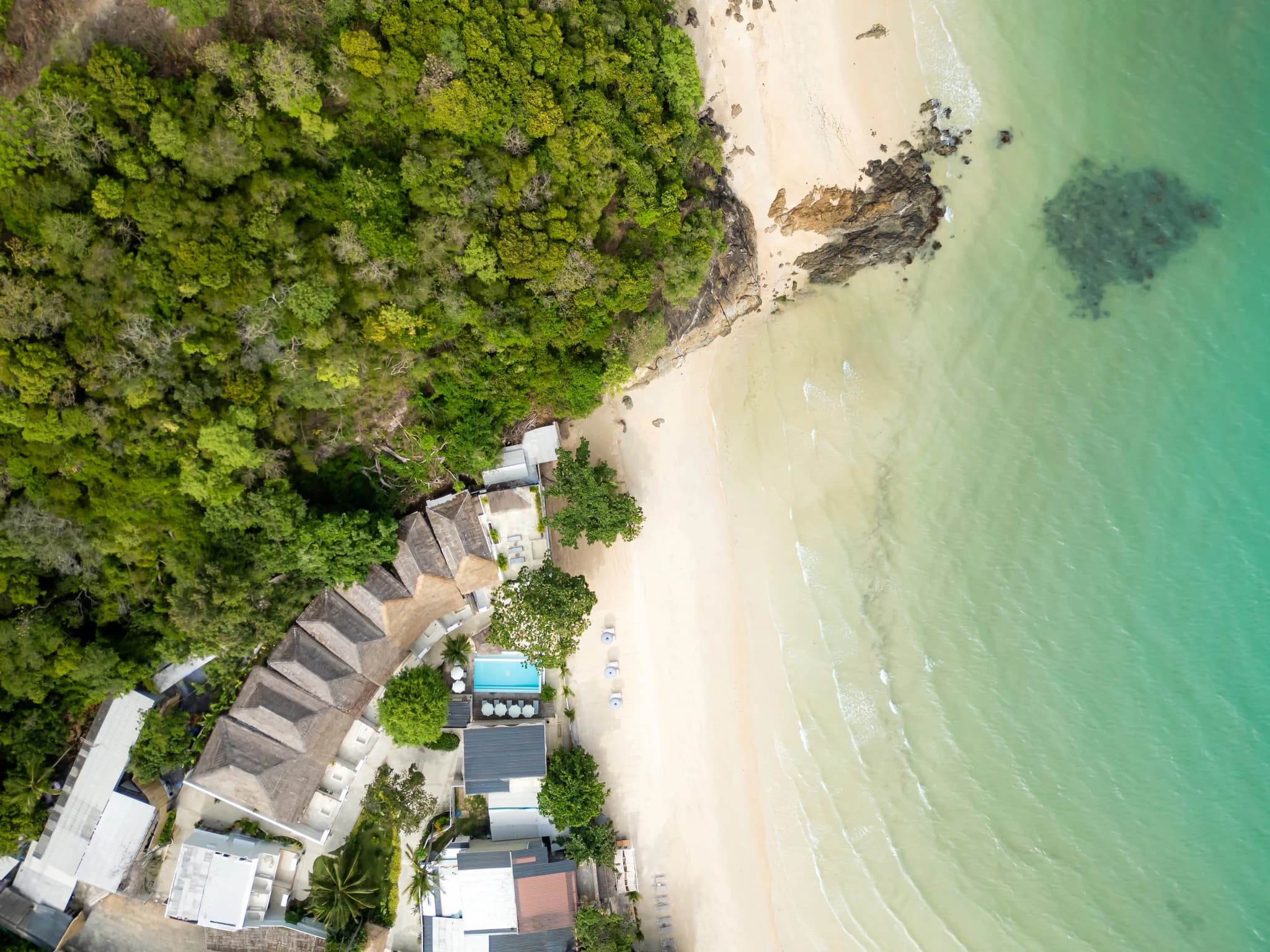 Kajaks und der Pool mit Meerblick an einem ruhigen, sicheren Badestrand bei Cape Beach Villa, Koh Samui