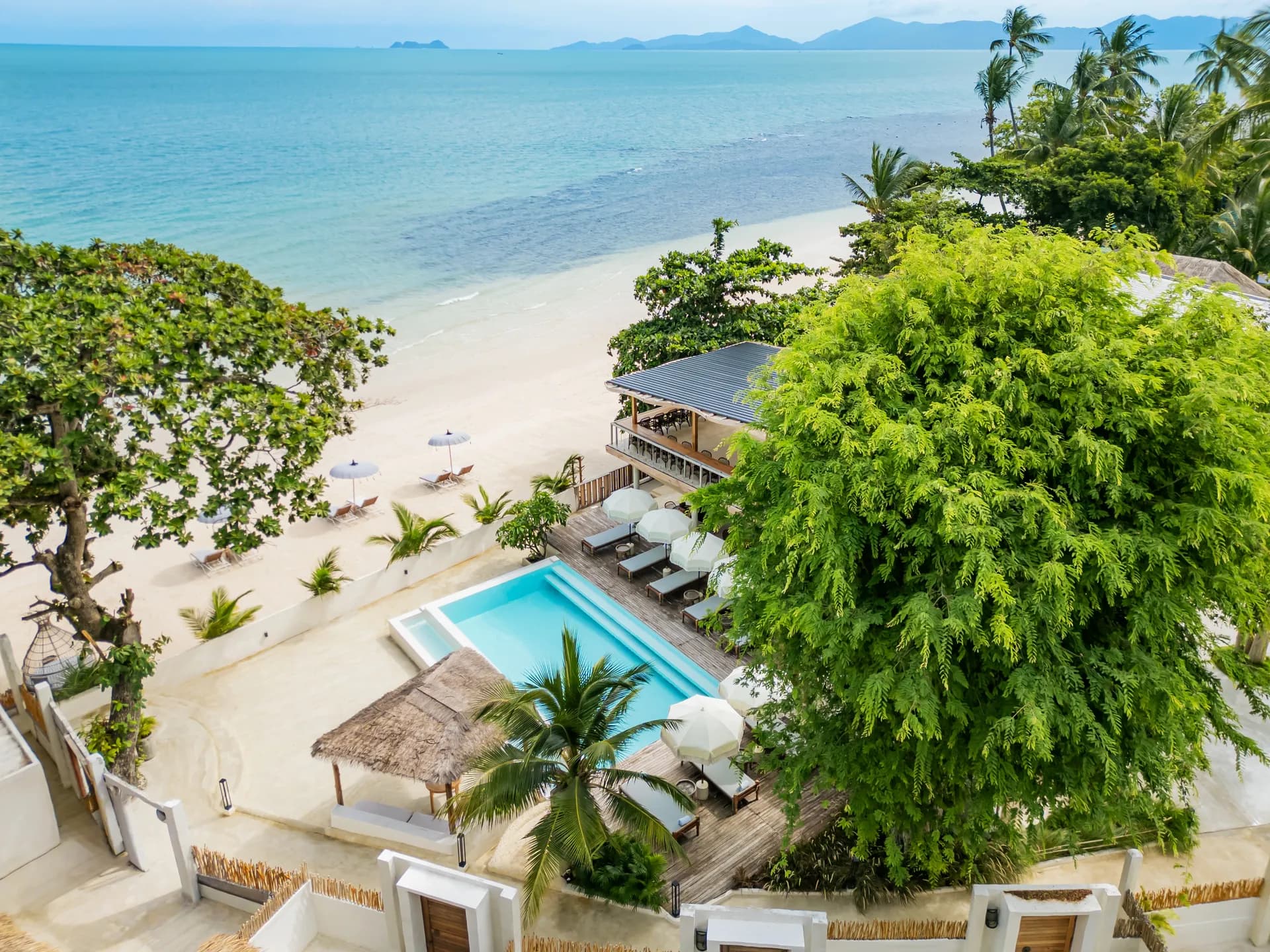 Eine Villenterrasse mit Meerblick bei Cape Beach Villa am Bantai Beach, Maenam, Koh Samui