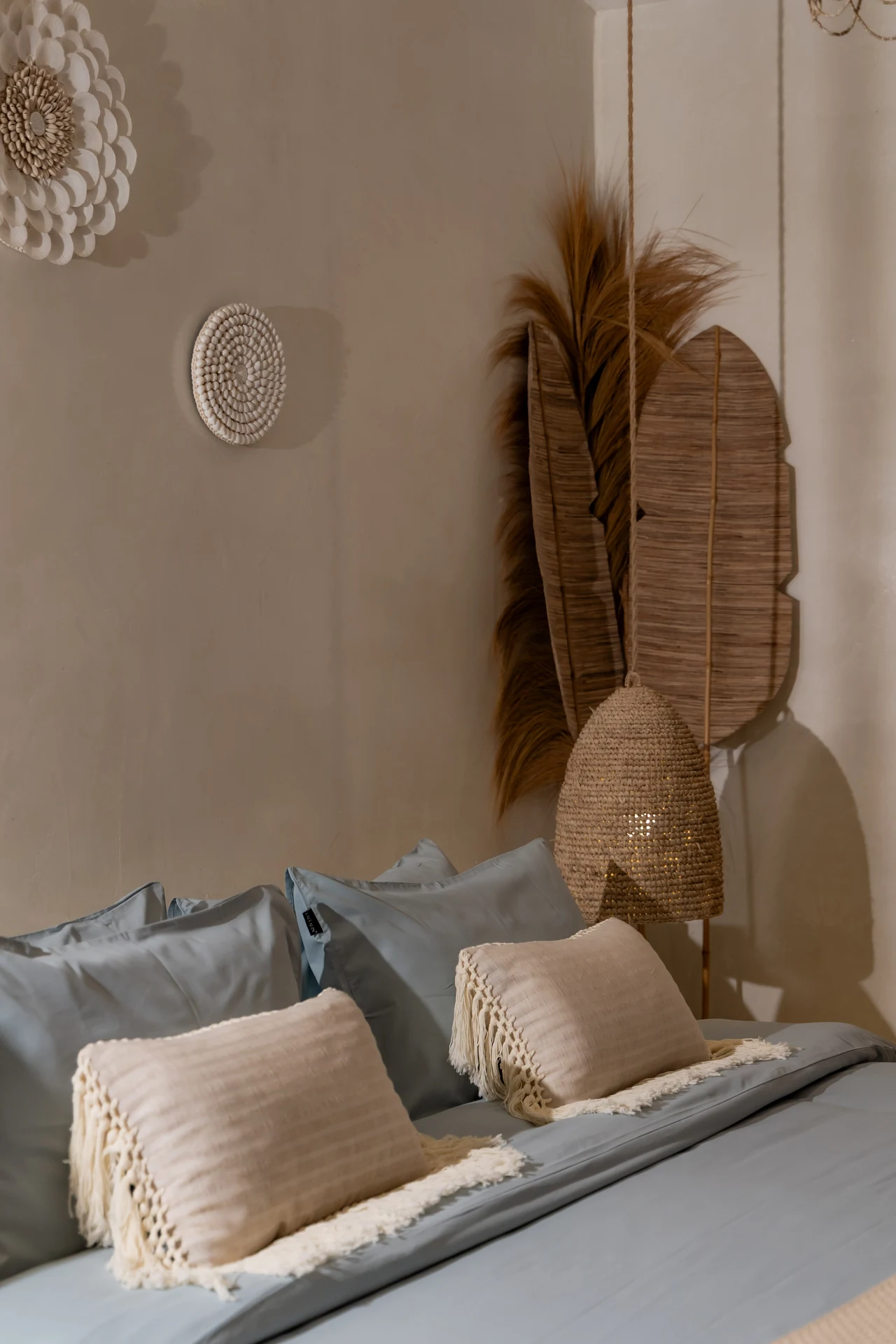 Comfort Villa — Boho-Wohnzimmer mit Rattan-Sitzgelegenheiten (Villa Ginger) — photo 3