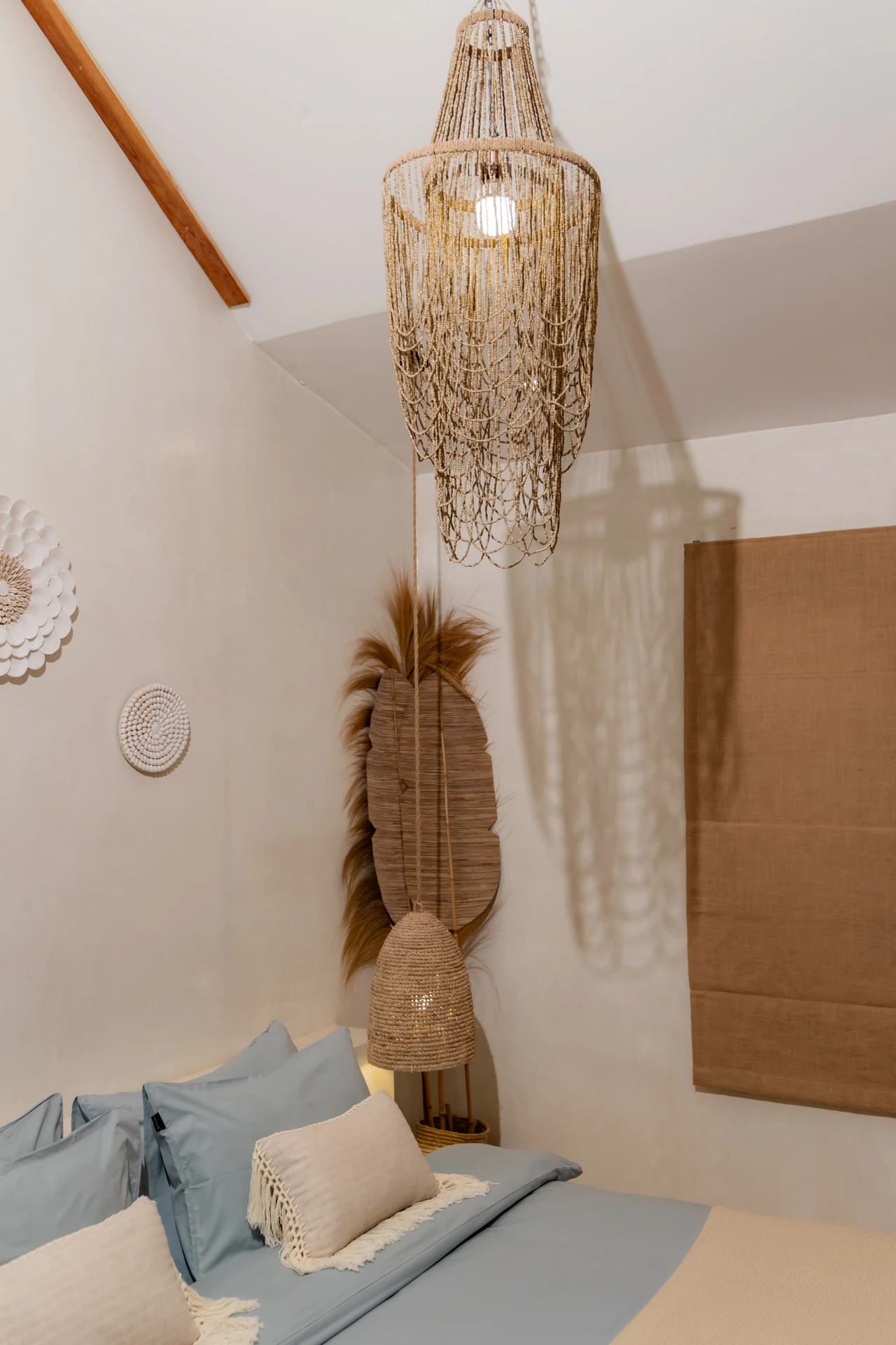 Comfort Villa — Boho-Wohnzimmer mit Rattan-Sitzgelegenheiten (Villa Ginger) — photo 4