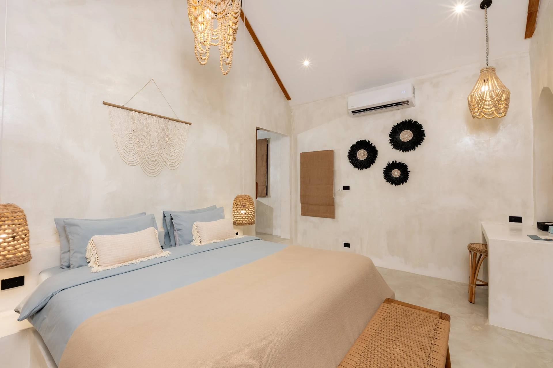 Comfort Villa — Boho-Wohnzimmer mit Rattan-Sitzgelegenheiten (Villa Ginger) — photo 5