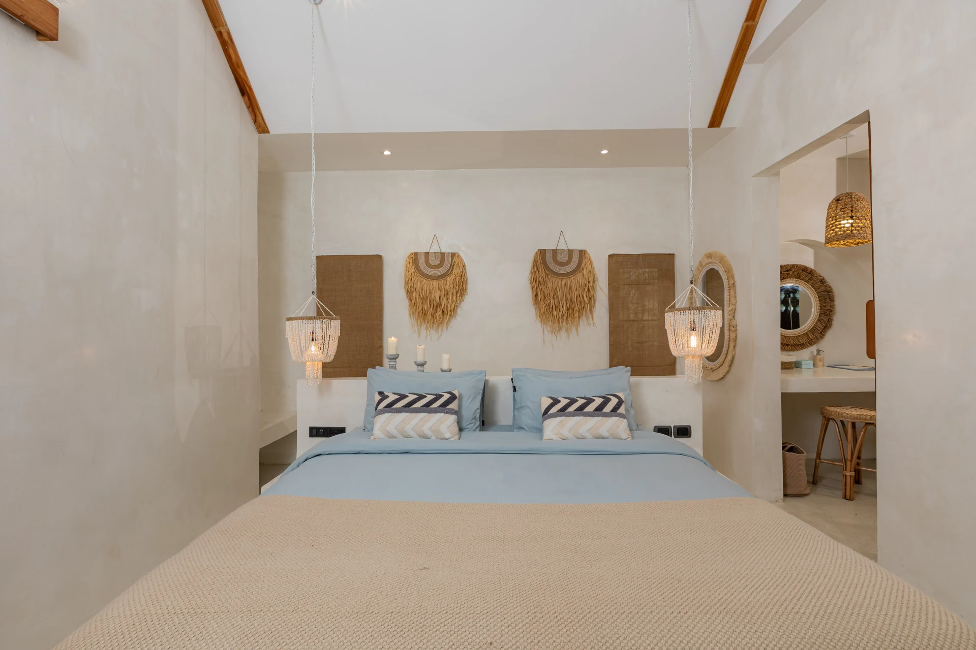 Comfort Villa — Boho-Wohnzimmer mit Rattan-Sitzgelegenheiten (Villa Ginger) — photo 6