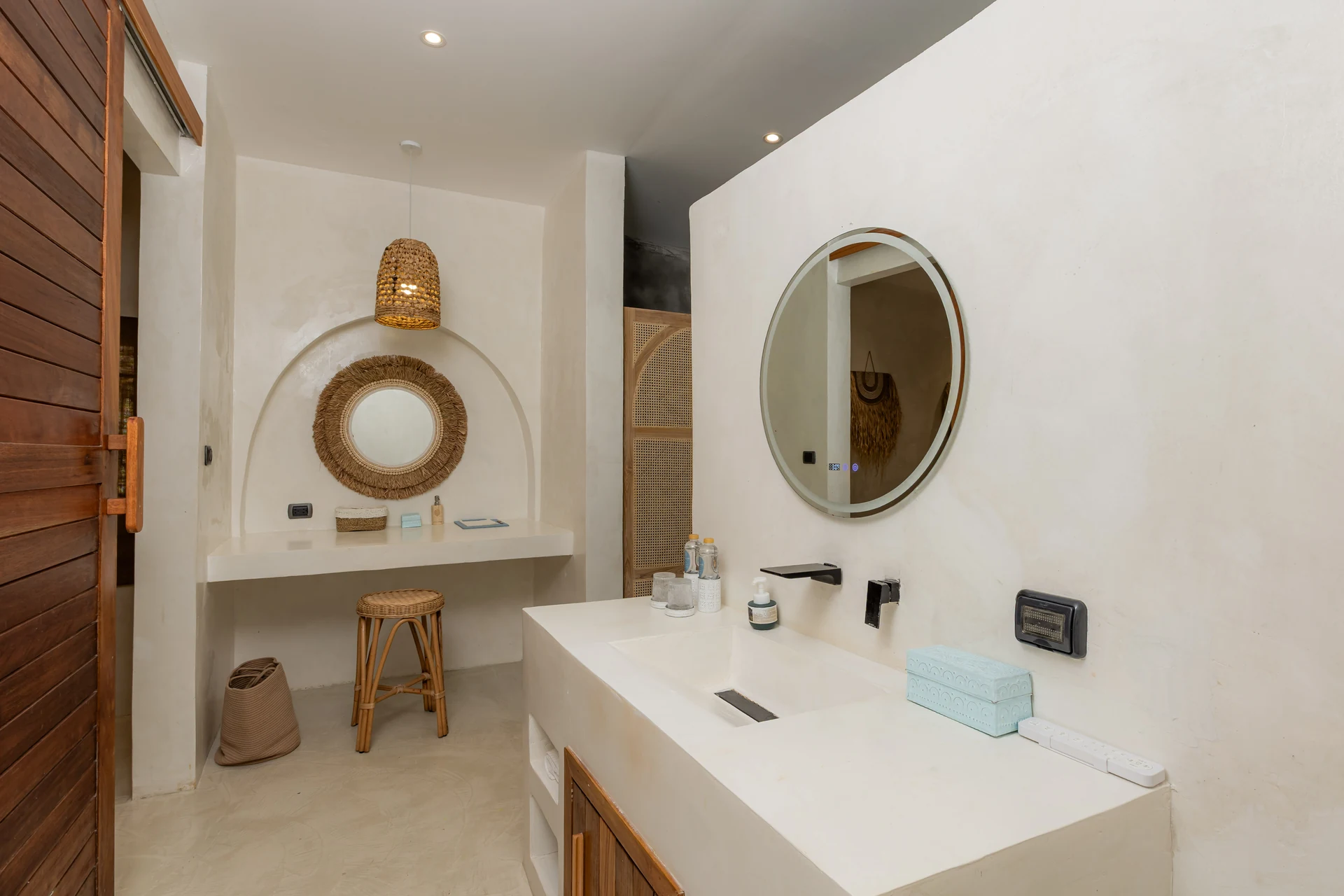 Comfort Villa — Boho-Wohnzimmer mit Rattan-Sitzgelegenheiten (Villa Ginger) — photo 7