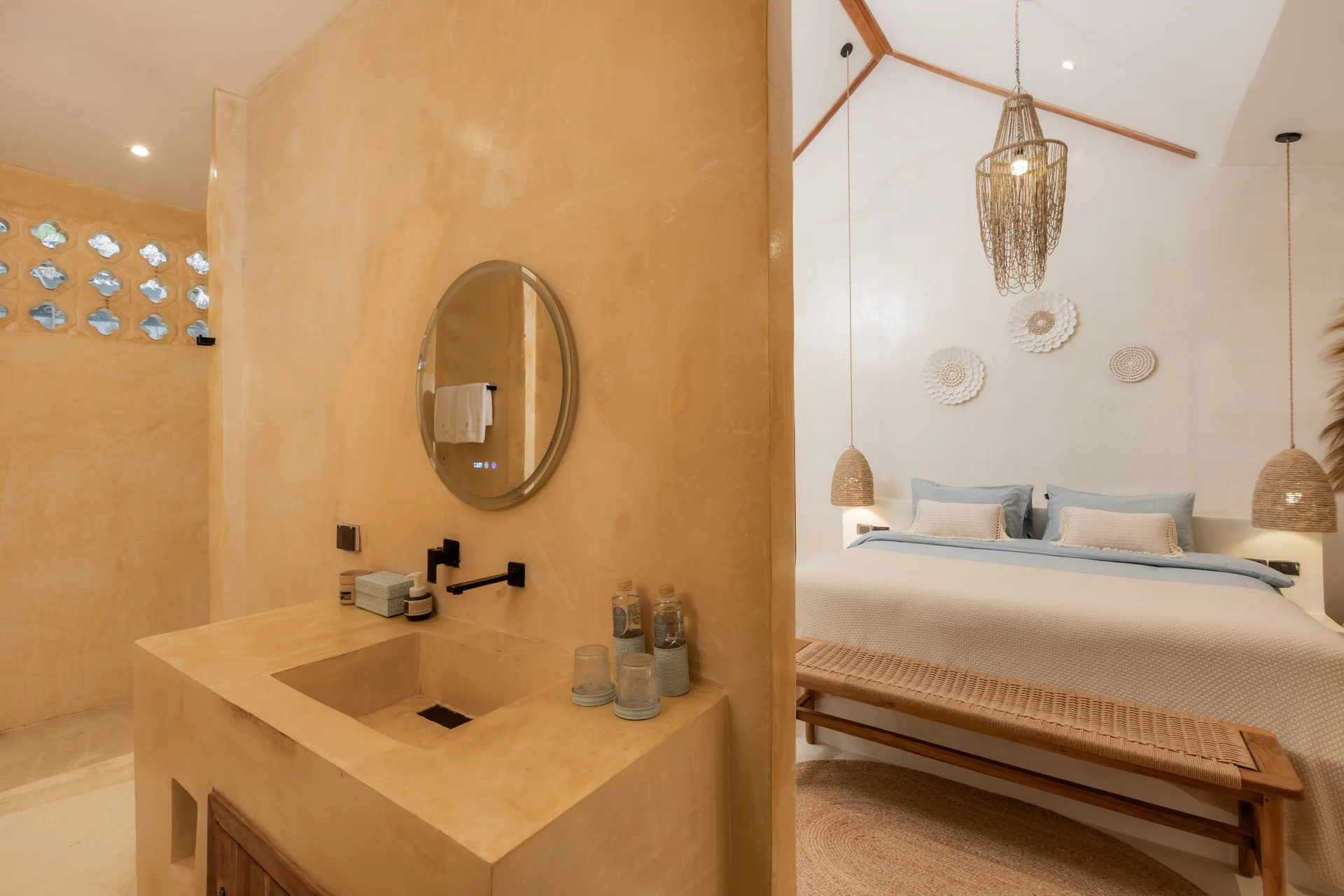 Comfort Villa — Boho-Wohnzimmer mit Rattan-Sitzgelegenheiten (Villa Ginger) — photo 8
