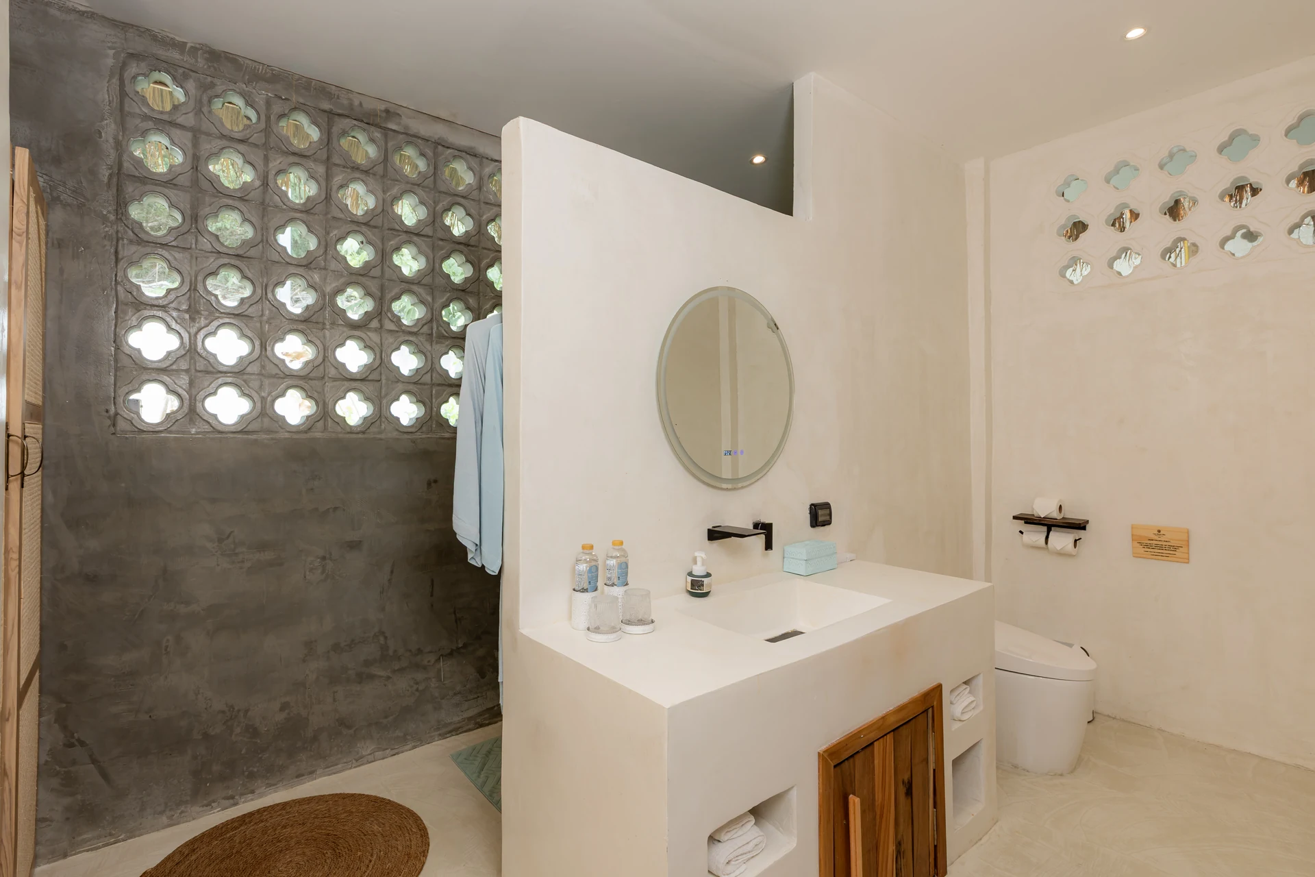 Comfort Villa — Boho-Wohnzimmer mit Rattan-Sitzgelegenheiten (Villa Ginger) — photo 9
