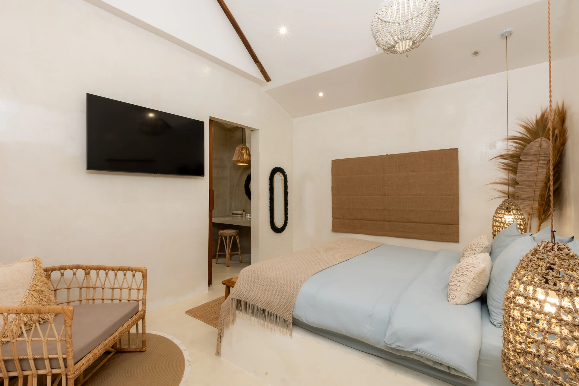 Comfort Villa — Boho-Wohnzimmer mit Rattan-Sitzgelegenheiten (Villa Ginger) — photo 10