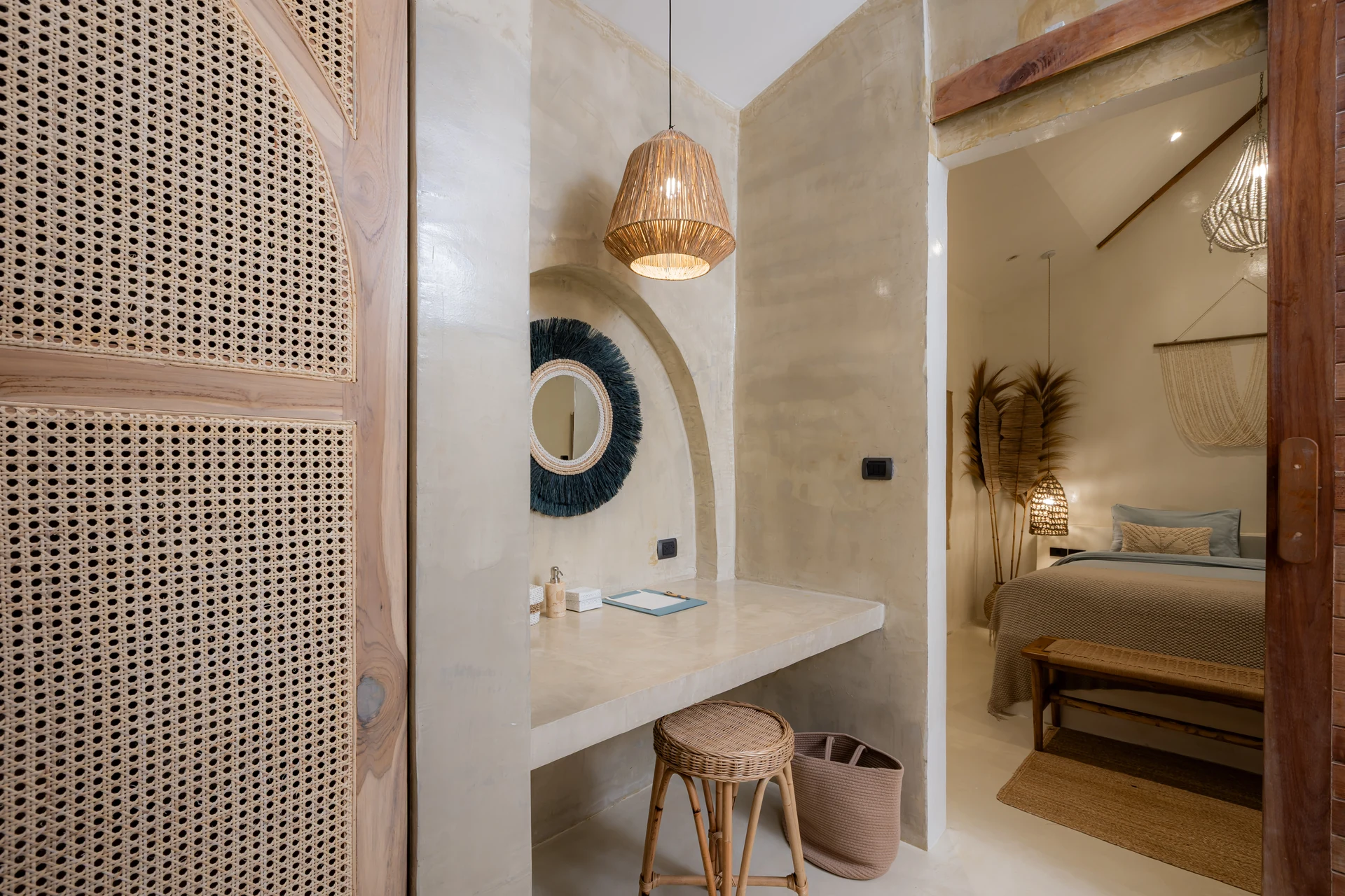 Comfort Villa — Boho-Wohnzimmer mit Rattan-Sitzgelegenheiten (Villa Ginger) — photo 11