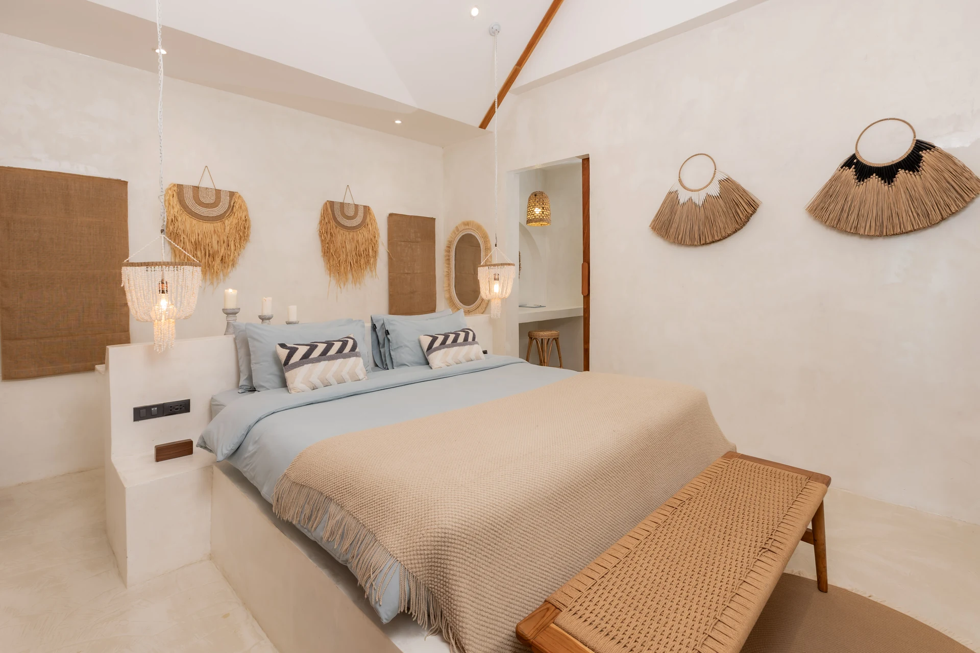 Comfort Villa — Boho-Wohnzimmer mit Rattan-Sitzgelegenheiten (Villa Ginger) — photo 12