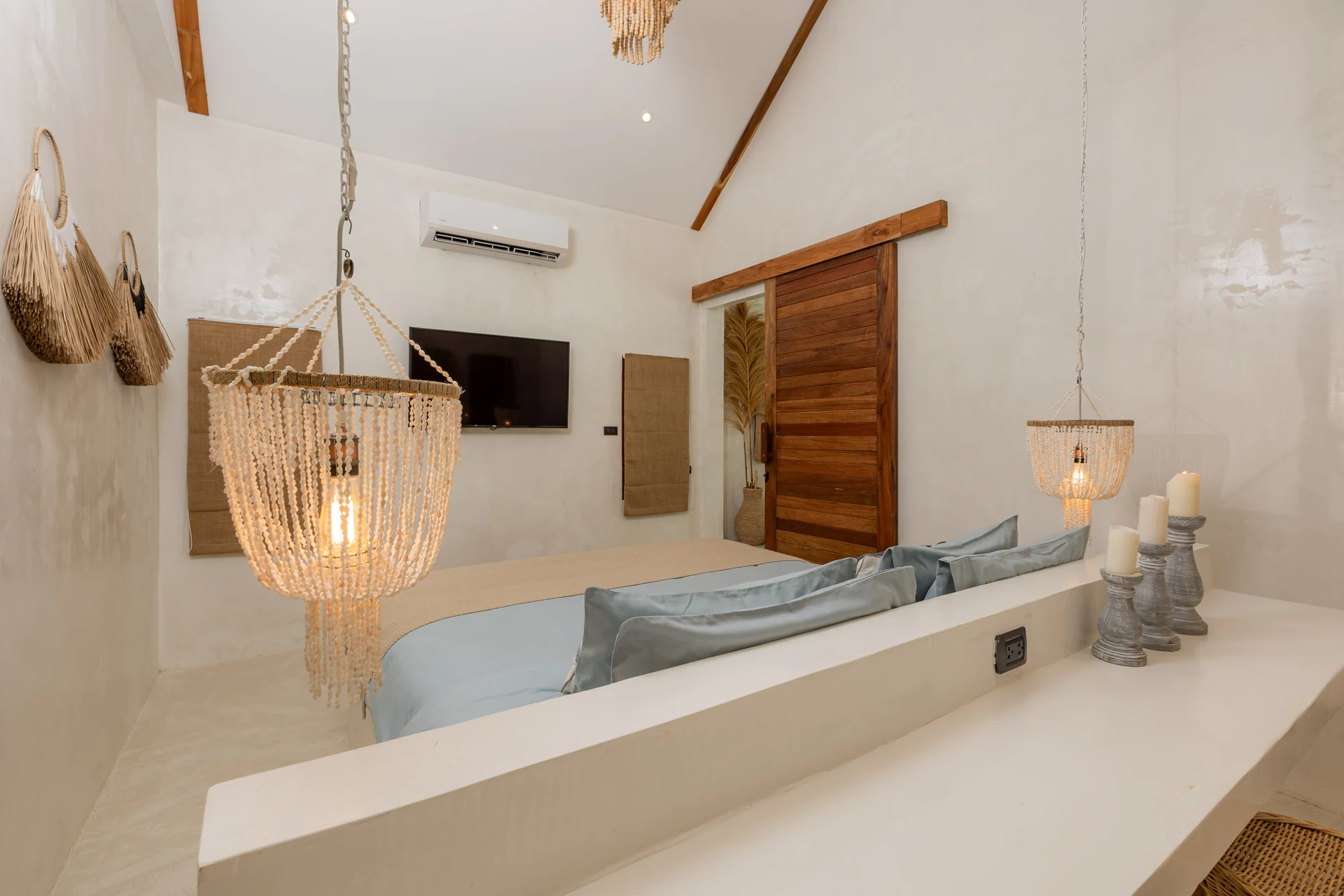 Comfort Villa — Boho-Wohnzimmer mit Rattan-Sitzgelegenheiten (Villa Ginger) — photo 14