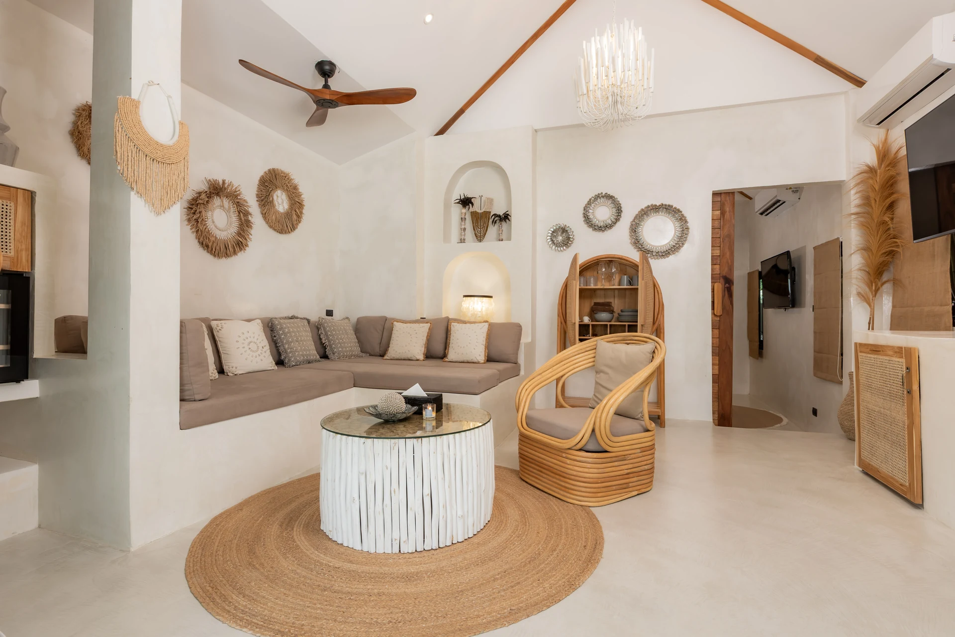 Comfort Villa — Boho-Wohnzimmer mit Rattan-Sitzgelegenheiten (Villa Ginger) — photo 15