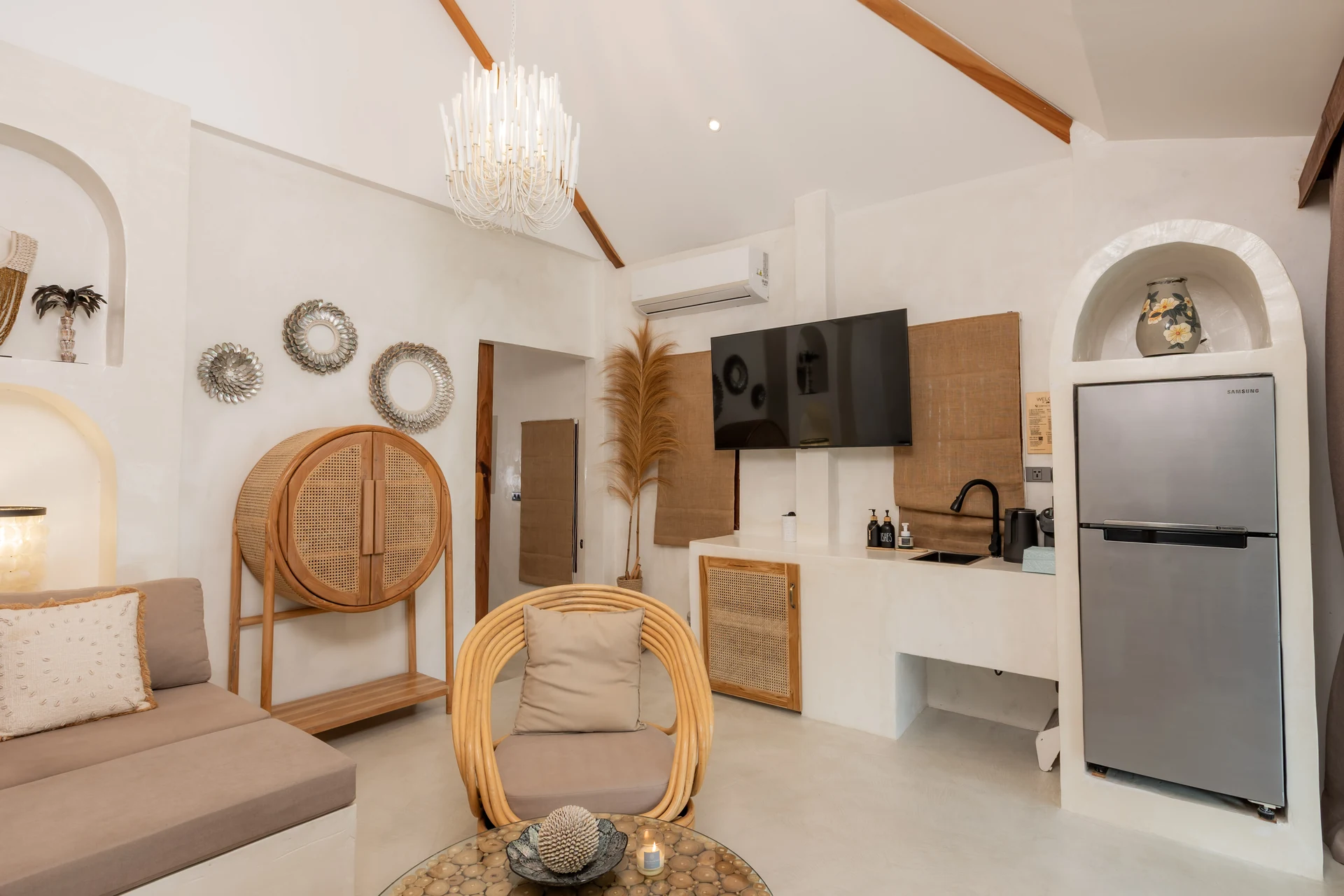 Comfort Villa — Boho-Wohnzimmer mit Rattan-Sitzgelegenheiten (Villa Ginger) — photo 16