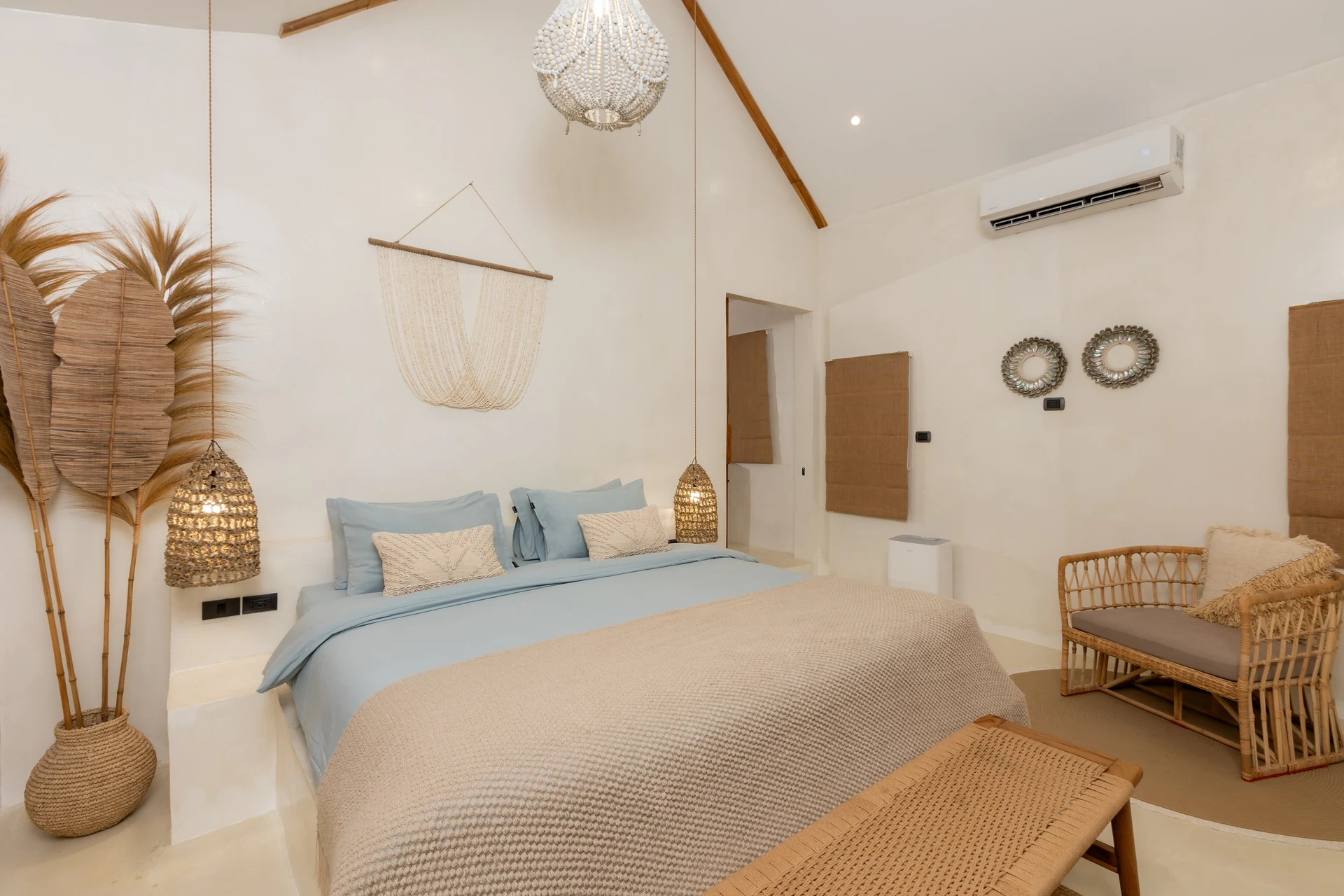 Comfort Villa — Boho-Wohnzimmer mit Rattan-Sitzgelegenheiten (Villa Ginger) — photo 17