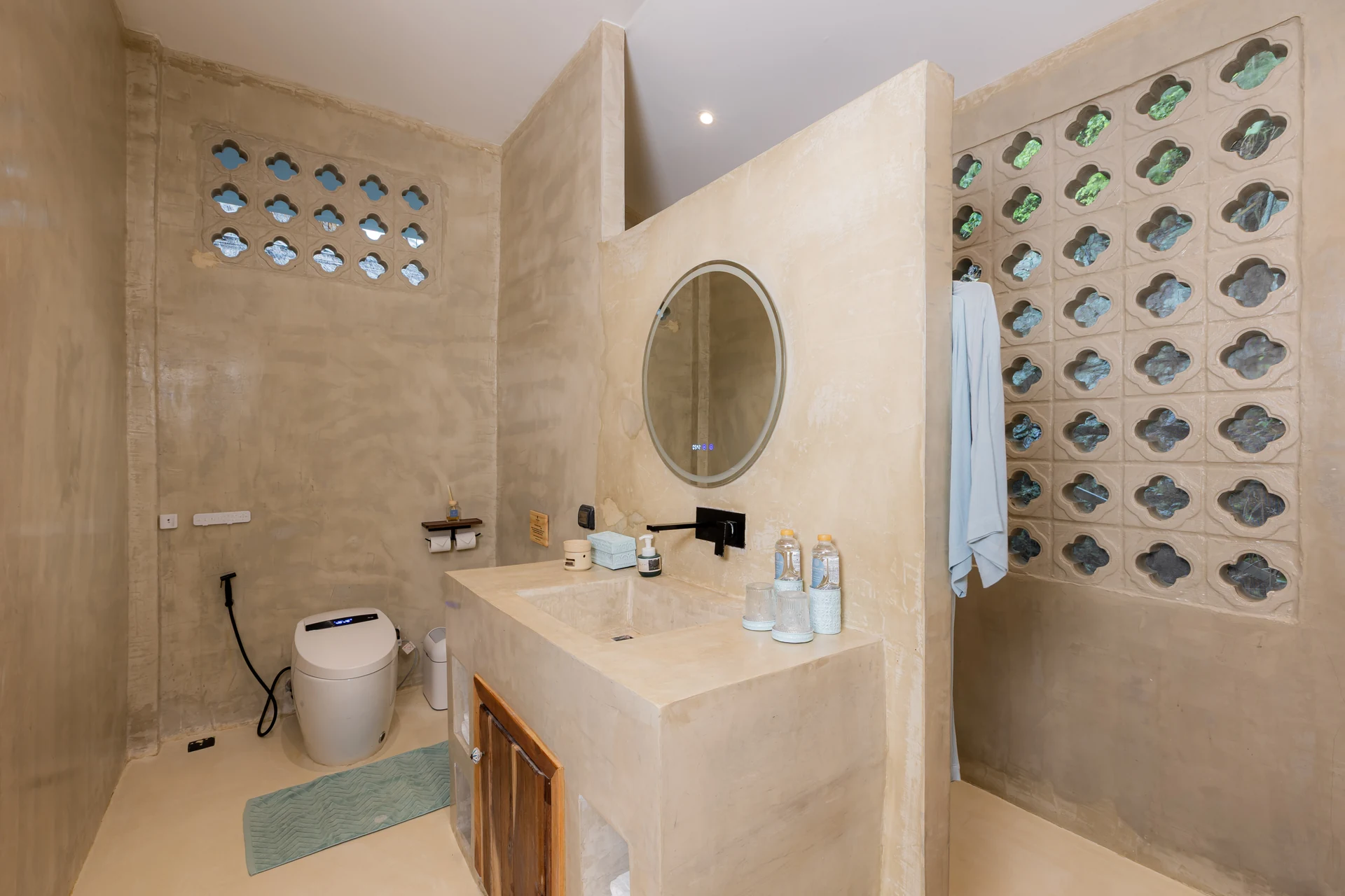 Comfort Villa — Boho-Wohnzimmer mit Rattan-Sitzgelegenheiten (Villa Ginger) — photo 18