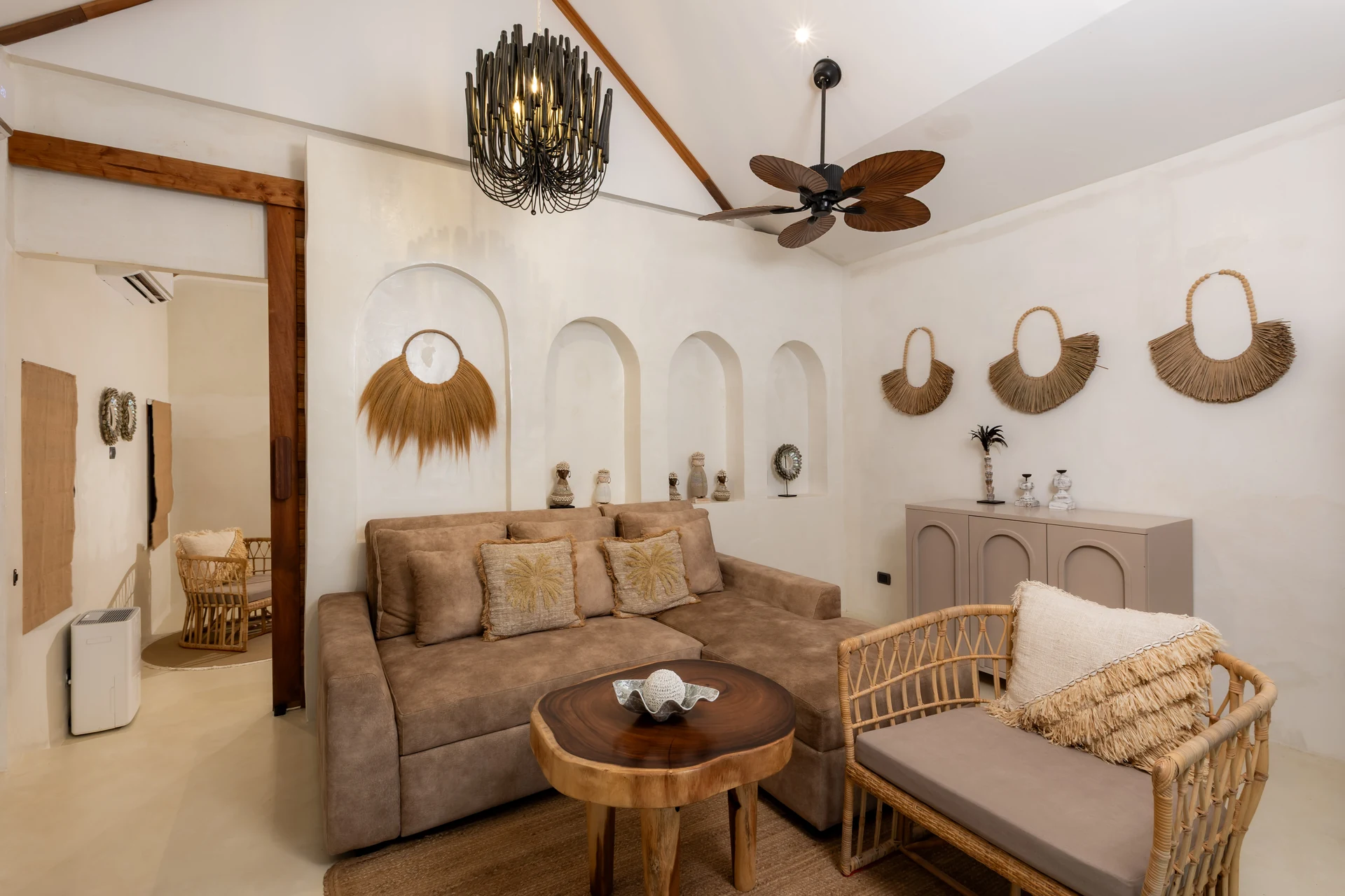 Comfort Villa — Boho-Wohnzimmer mit Rattan-Sitzgelegenheiten (Villa Ginger) — photo 19