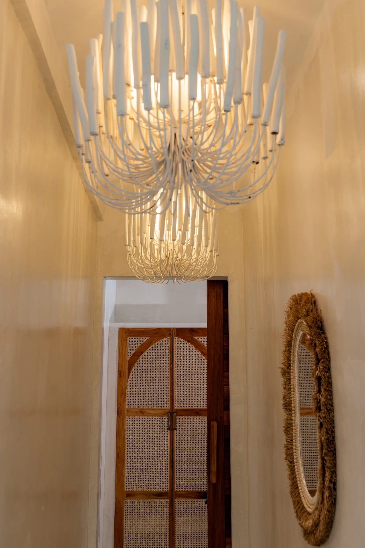 Comfort Villa — Boho-Wohnzimmer mit Rattan-Sitzgelegenheiten (Villa Ginger) — photo 20