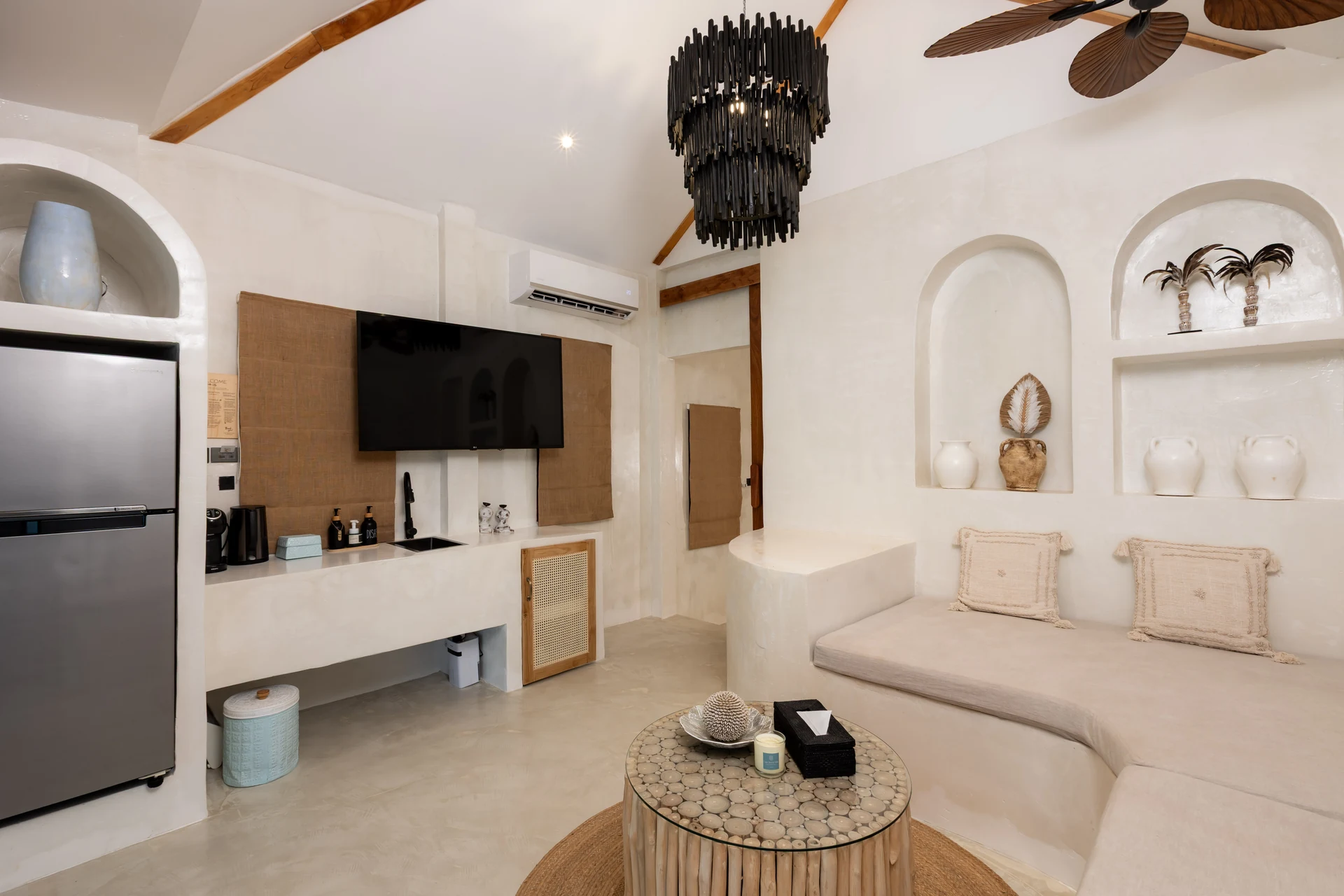 Comfort Villa — Boho-Wohnzimmer mit Rattan-Sitzgelegenheiten (Villa Ginger) — photo 21