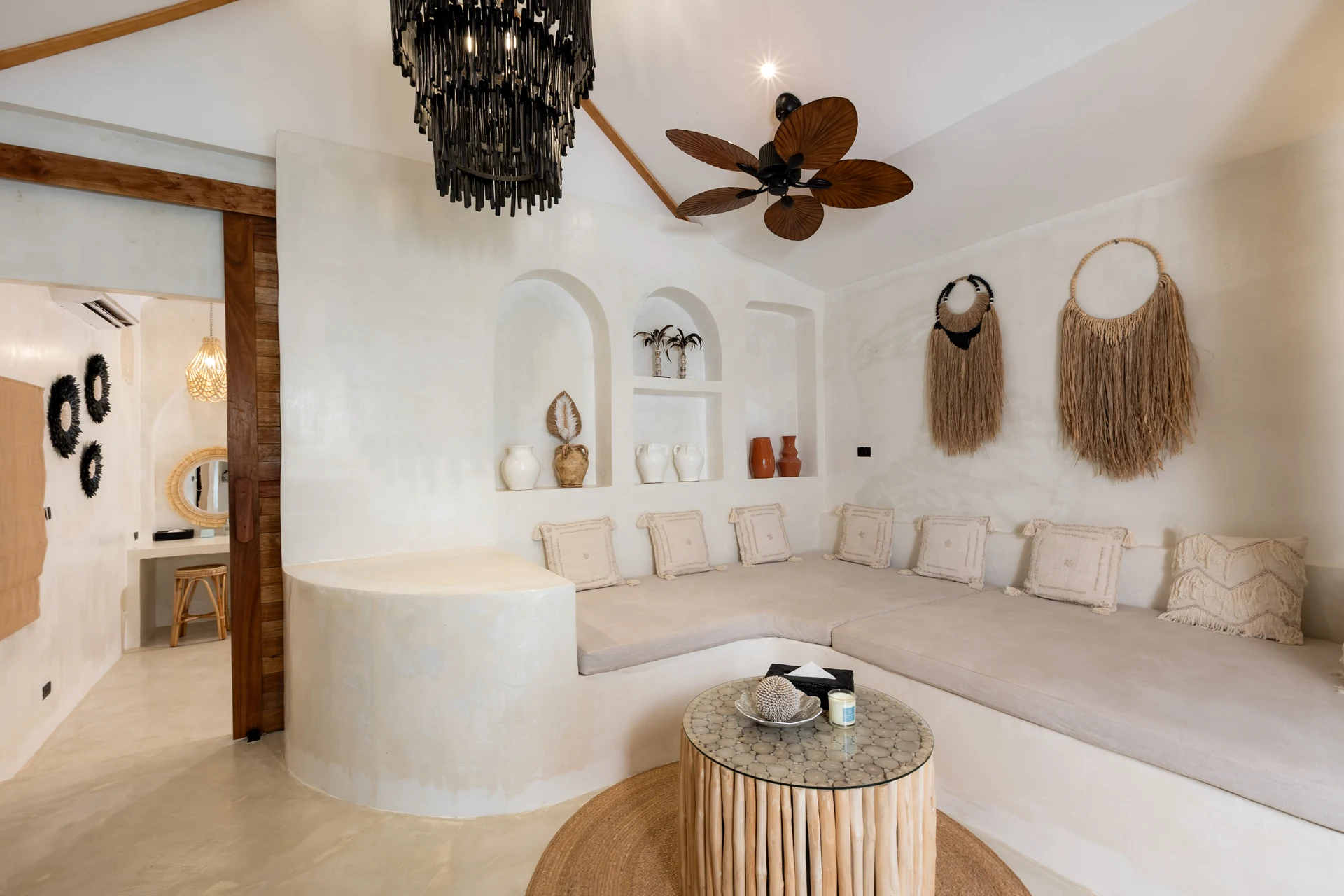 Comfort Villa — Boho-Wohnzimmer mit Rattan-Sitzgelegenheiten (Villa Ginger) — photo 22
