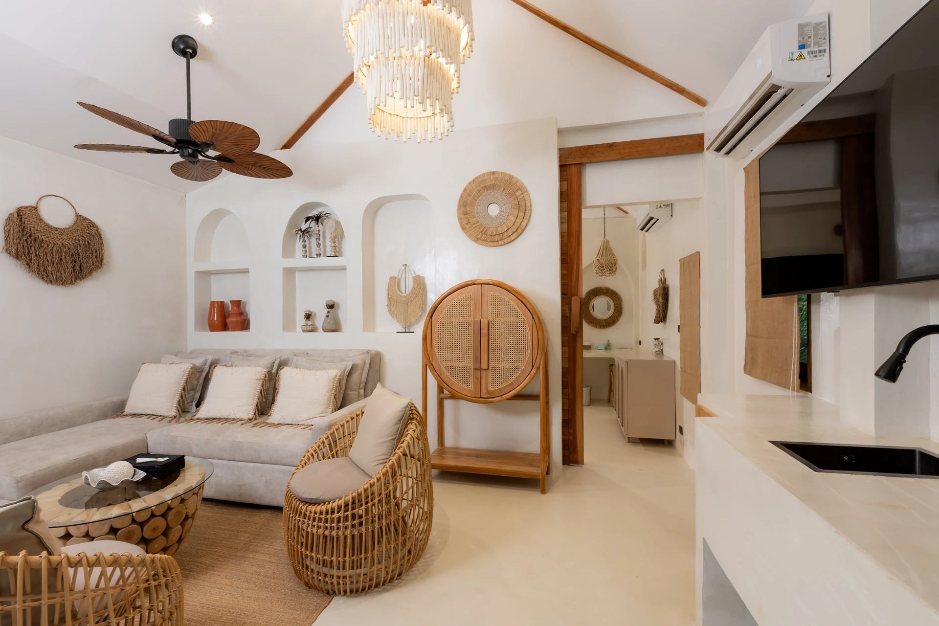 Comfort Villa — Boho-Wohnzimmer mit Rattan-Sitzgelegenheiten (Villa Ginger) — photo 23