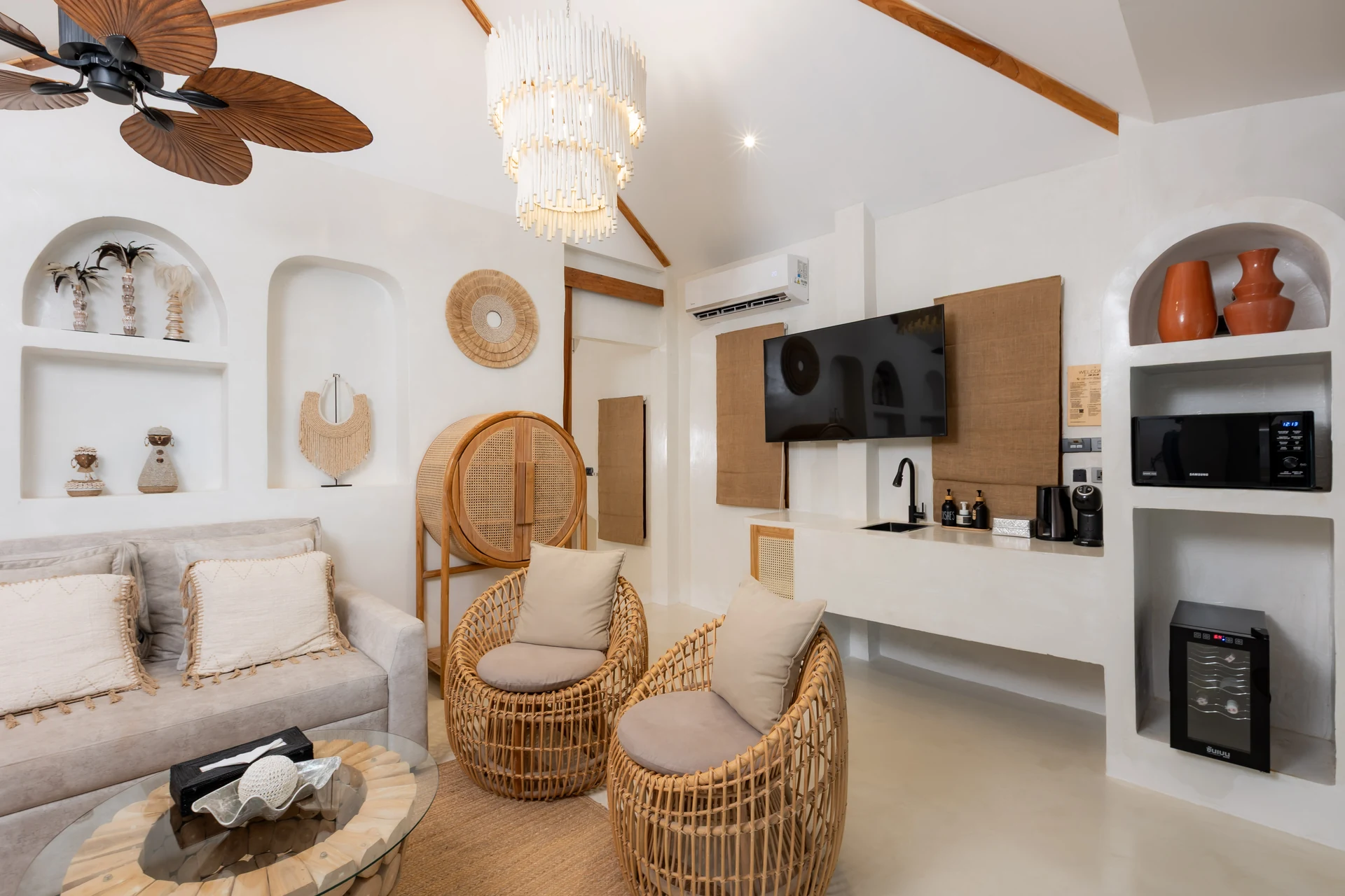 Comfort Villa — Boho-Wohnzimmer mit Rattan-Sitzgelegenheiten (Villa Ginger) — photo 24