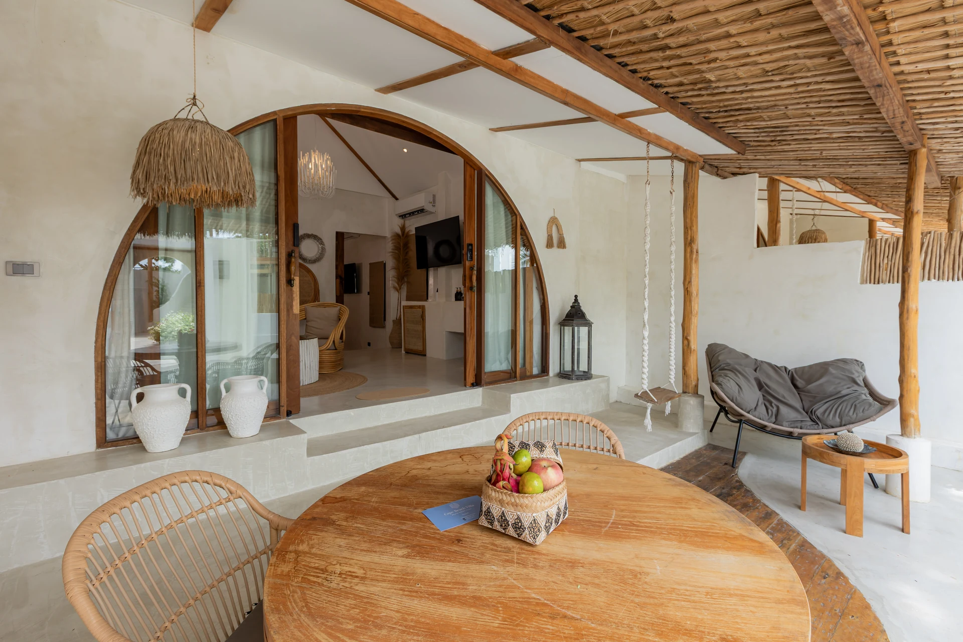 Comfort Villa — Boho-Wohnzimmer mit Rattan-Sitzgelegenheiten (Villa Ginger) — photo 25