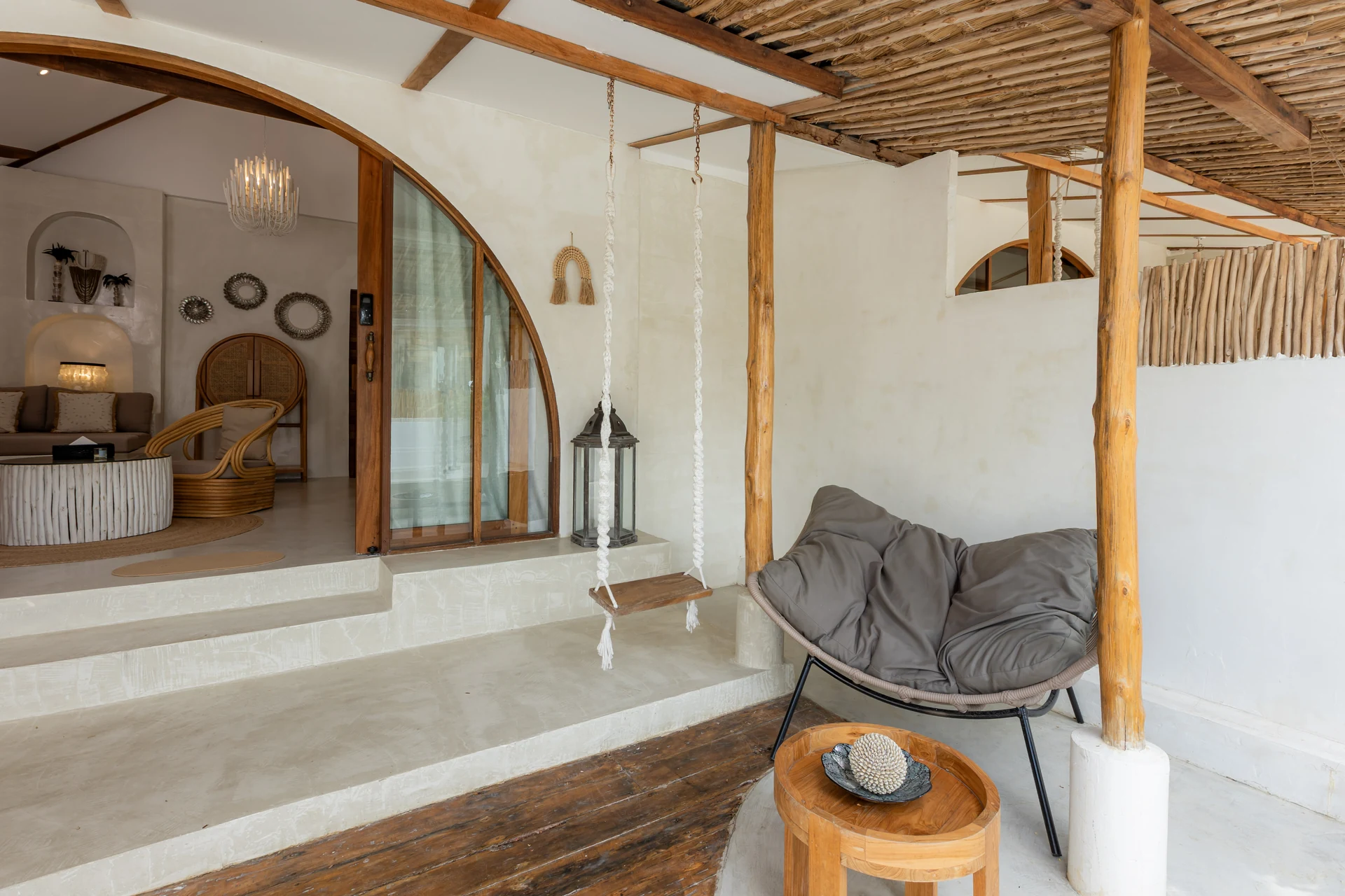 Comfort Villa — Boho-Wohnzimmer mit Rattan-Sitzgelegenheiten (Villa Ginger) — photo 26