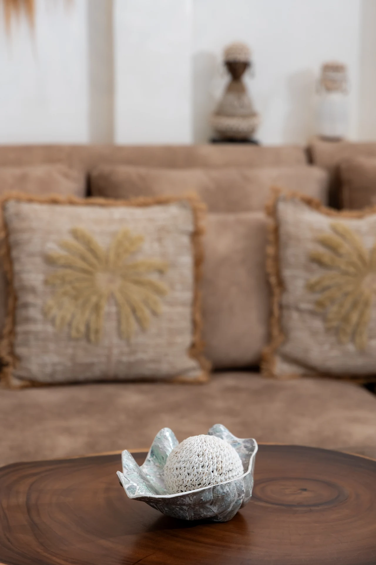 Comfort Villa — Boho-Wohnzimmer mit Rattan-Sitzgelegenheiten (Villa Ginger) — photo 27