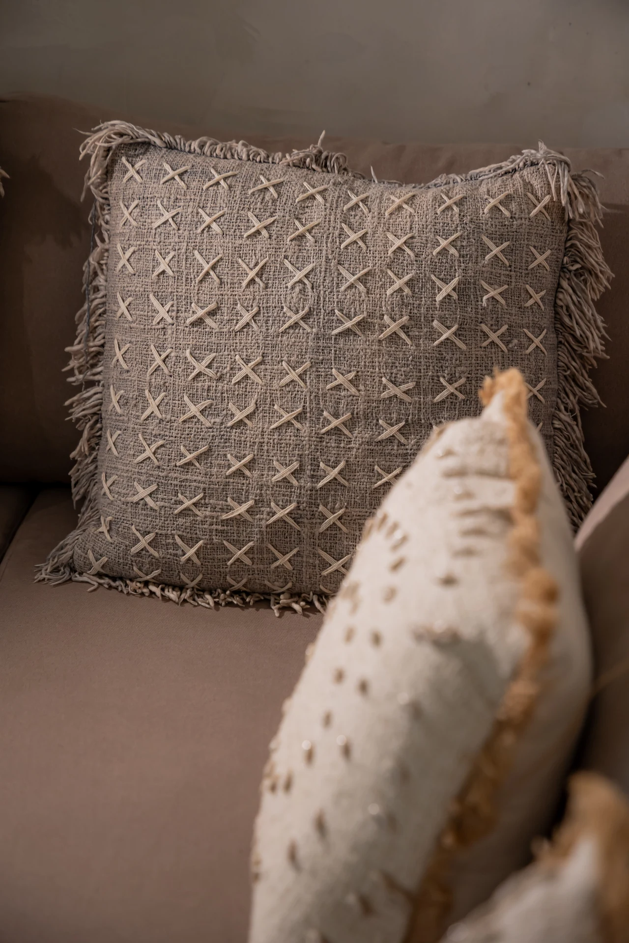 Comfort Villa — Boho-Wohnzimmer mit Rattan-Sitzgelegenheiten (Villa Ginger) — photo 36