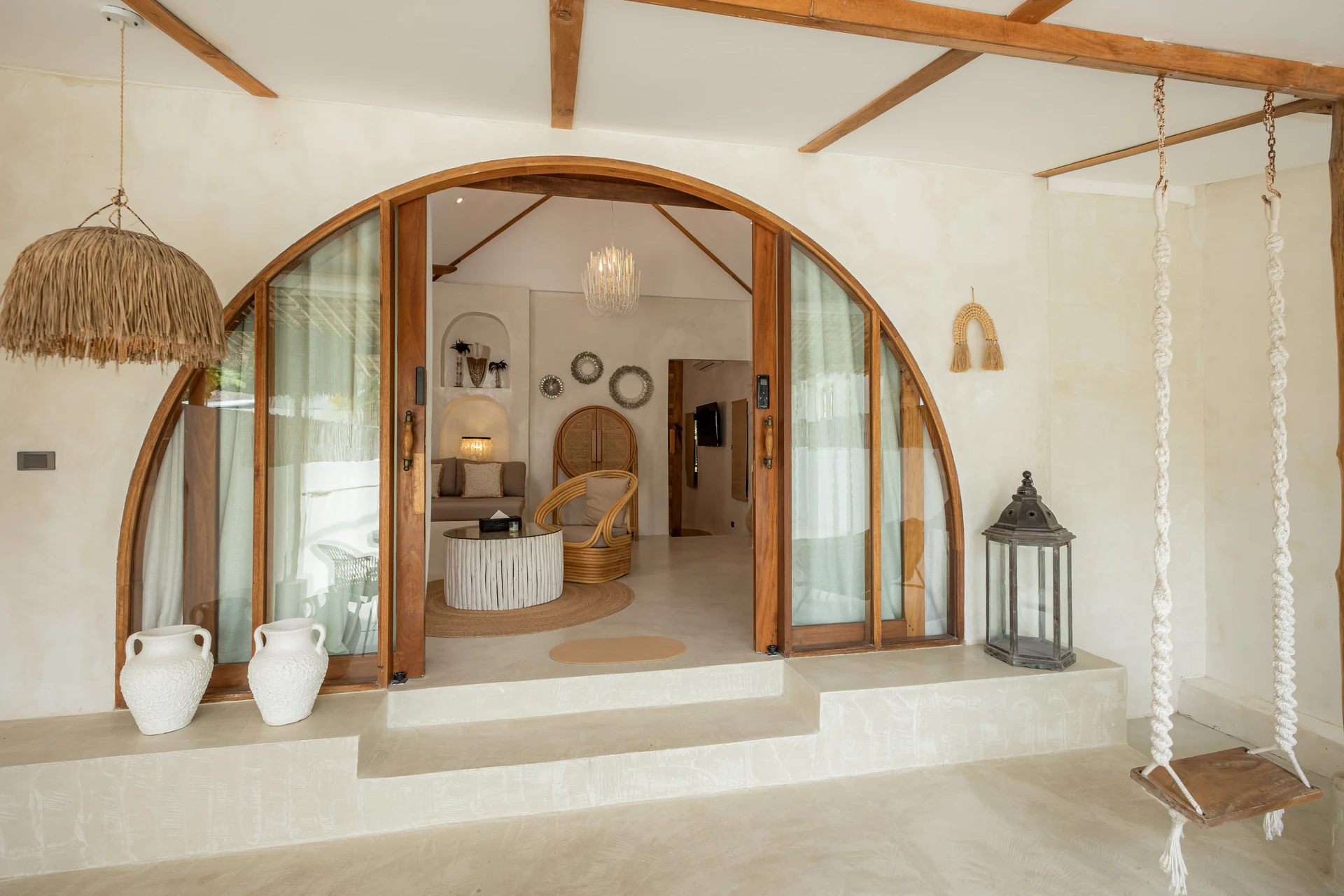 Comfort Villa — Boho-Wohnzimmer mit Rattan-Sitzgelegenheiten (Villa Ginger) — photo 38
