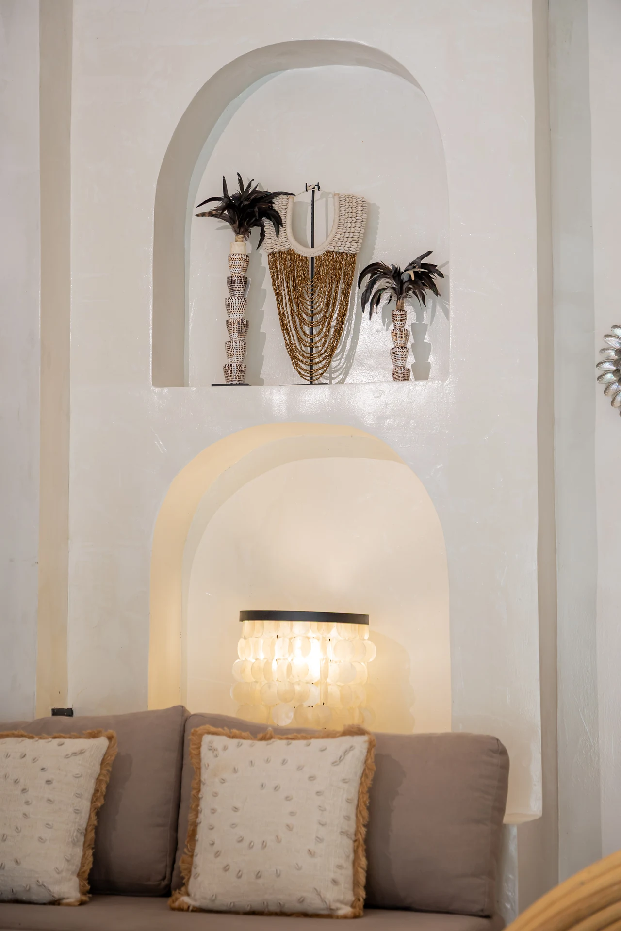 Comfort Villa — Boho-Wohnzimmer mit Rattan-Sitzgelegenheiten (Villa Ginger) — photo 39