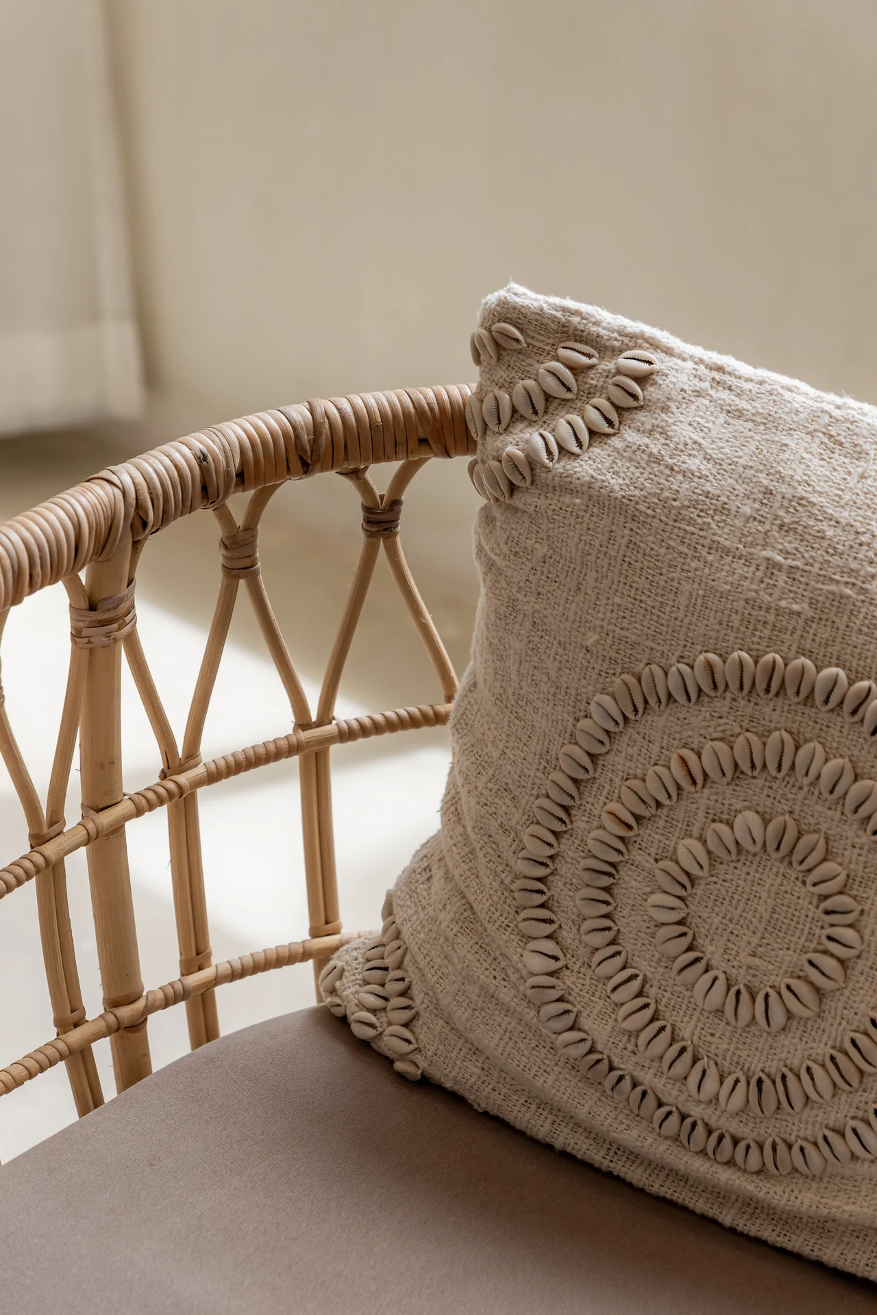 Comfort Villa — Boho-Wohnzimmer mit Rattan-Sitzgelegenheiten (Villa Ginger) — photo 40