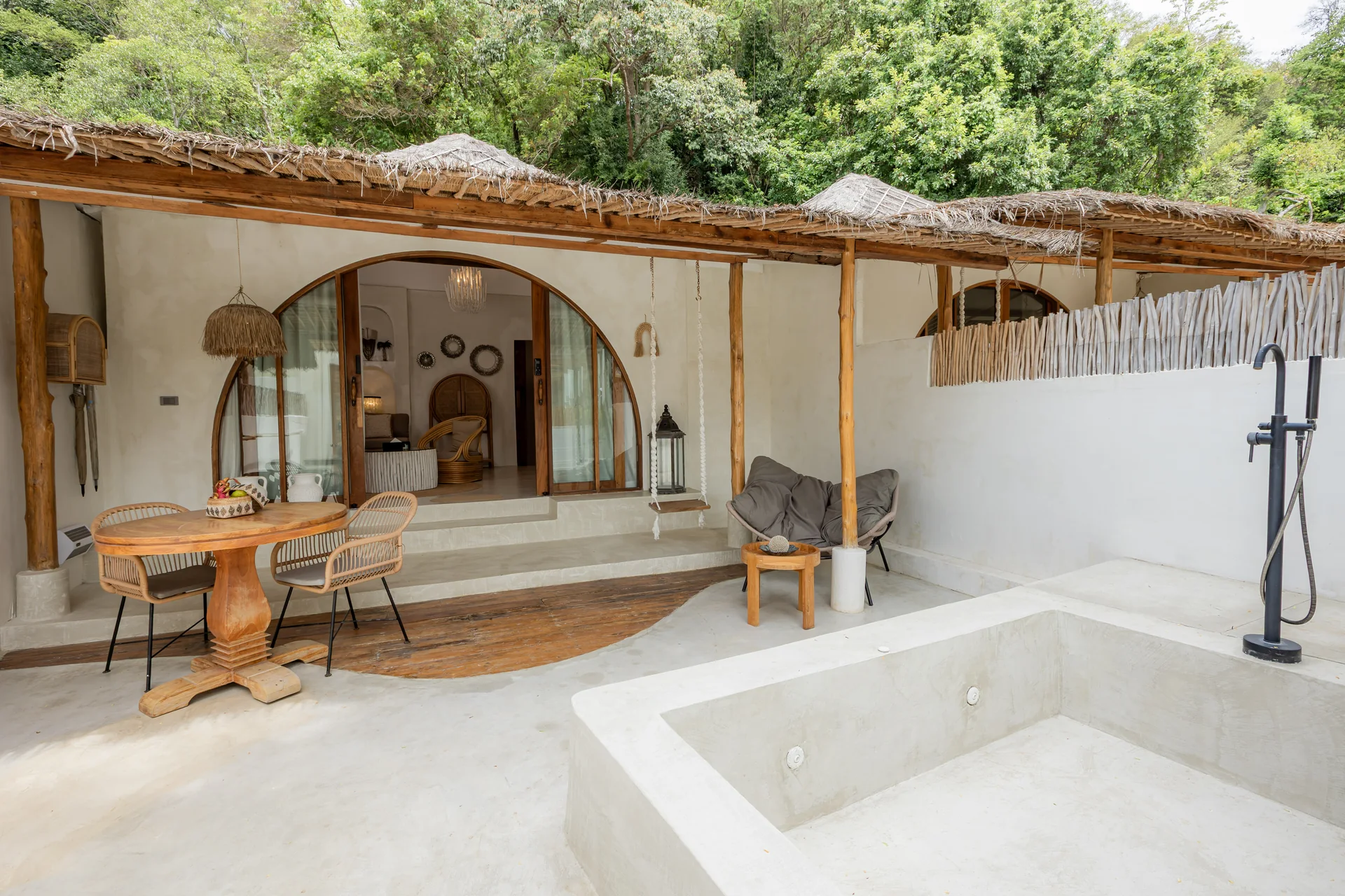 Comfort Villa — Boho-Wohnzimmer mit Rattan-Sitzgelegenheiten (Villa Ginger) — photo 41